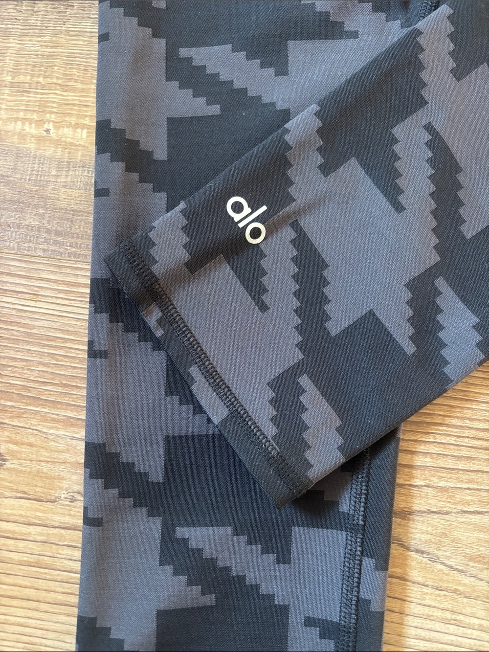 ALO Yoga Black & Gray Houndstooth Cropped Leggings